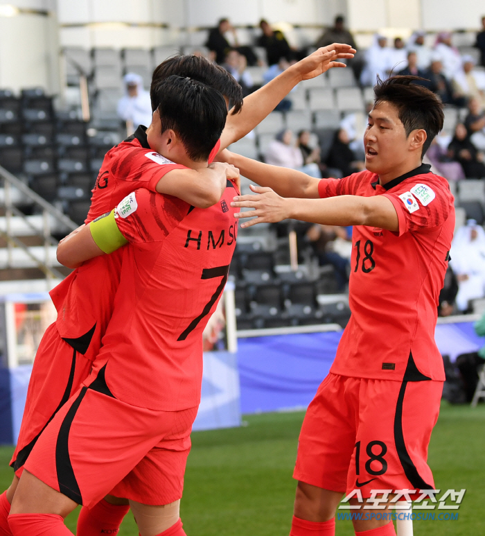 [카타르 현장리뷰]'이강인 결승골→中 심판 경고 5장' 韓, 바레인 3대…