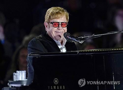 엘튼 존, 에미상 수상…미 '대중문화계 그랜드슬램' 클럽 합류