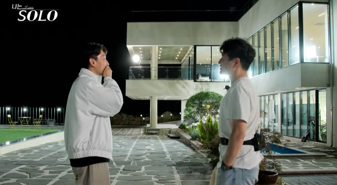 '한입 두고백' 솔로男 등장.."내 맘속 1번" "슈퍼데이트하자"에 "갈…