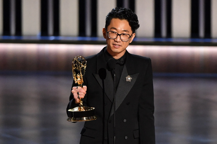 '한국계' 이성진 감독, '성난사람들'로 에미상 감독·작가상 트로피 '쾌…