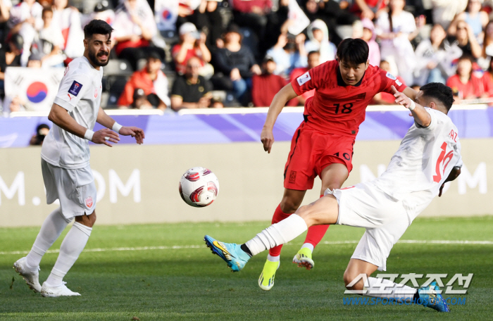 '손흥민도 못한 일' 한국인 亞컵 1차전 멀티골은 단 3명…이강인, 몸상…