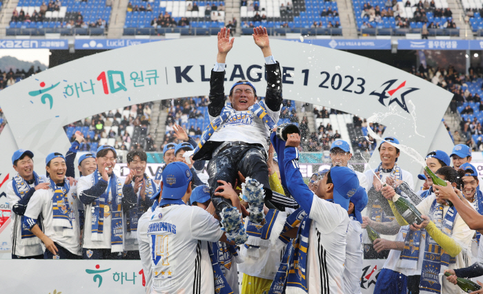 '라이벌' 전북 '폭풍영입'→3연패 도전 울산, 정반대 행보…홍명보 감독…