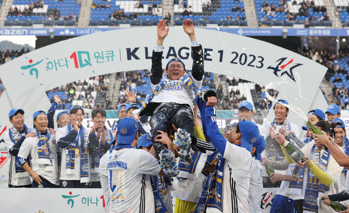 '라이벌' 전북 '폭풍영입'→3연패 도전 울산, 정반대 행보…홍명보 감독…
