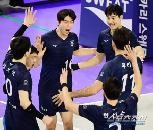'1위 승점 지웠다!' 대한항공, 셧아웃 승리 '2연승'…'3위 진짜 빨간불' 삼성화재, 4연패 수렁 [인천 리뷰]