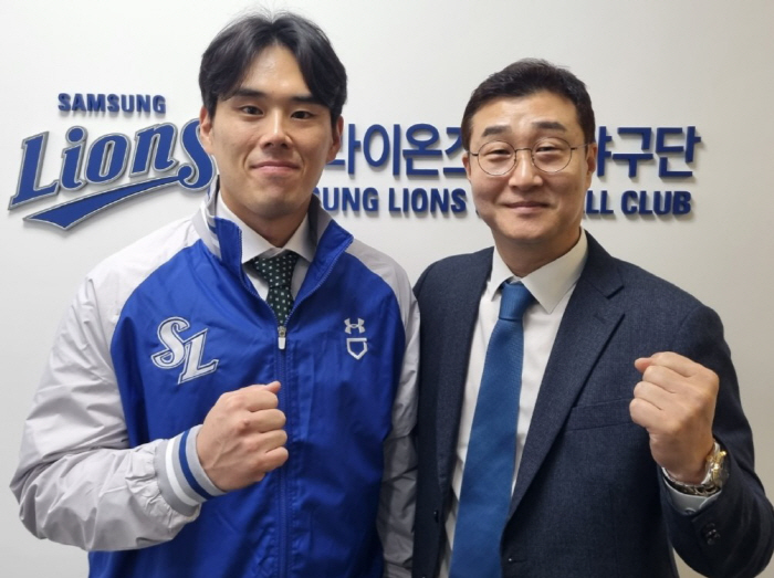 김재윤과 이종렬 단장. 사진제공=삼성 라이온즈
