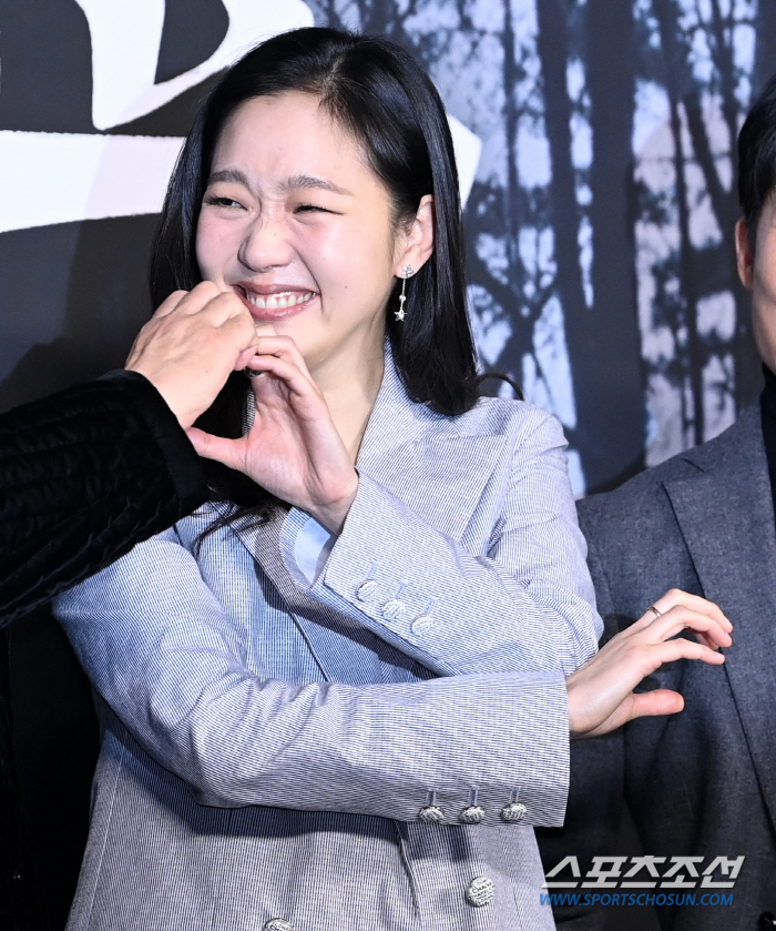 '웃참 실패' 김고은, 갑작스러운 하트 요청에 갈길 잃은 두 손...당황…