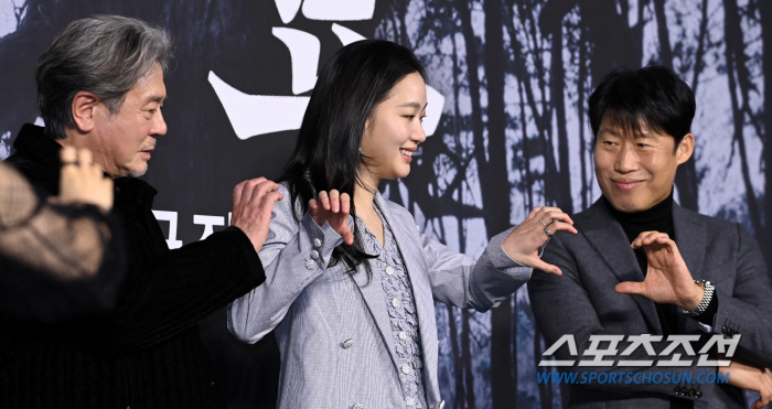 '웃참 실패' 김고은, 갑작스러운 하트 요청에 갈길 잃은 두 손...당황…