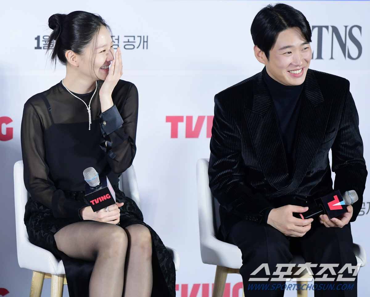 '무릎 담요 NO!' 옆트임 드레스 이솜, 앉으나 서나 한결같은 고혹미