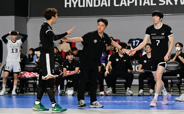 "포기하지 않아 고맙다" 42대40→풀세트 패배+연승 종료…현대캐피탈은 …