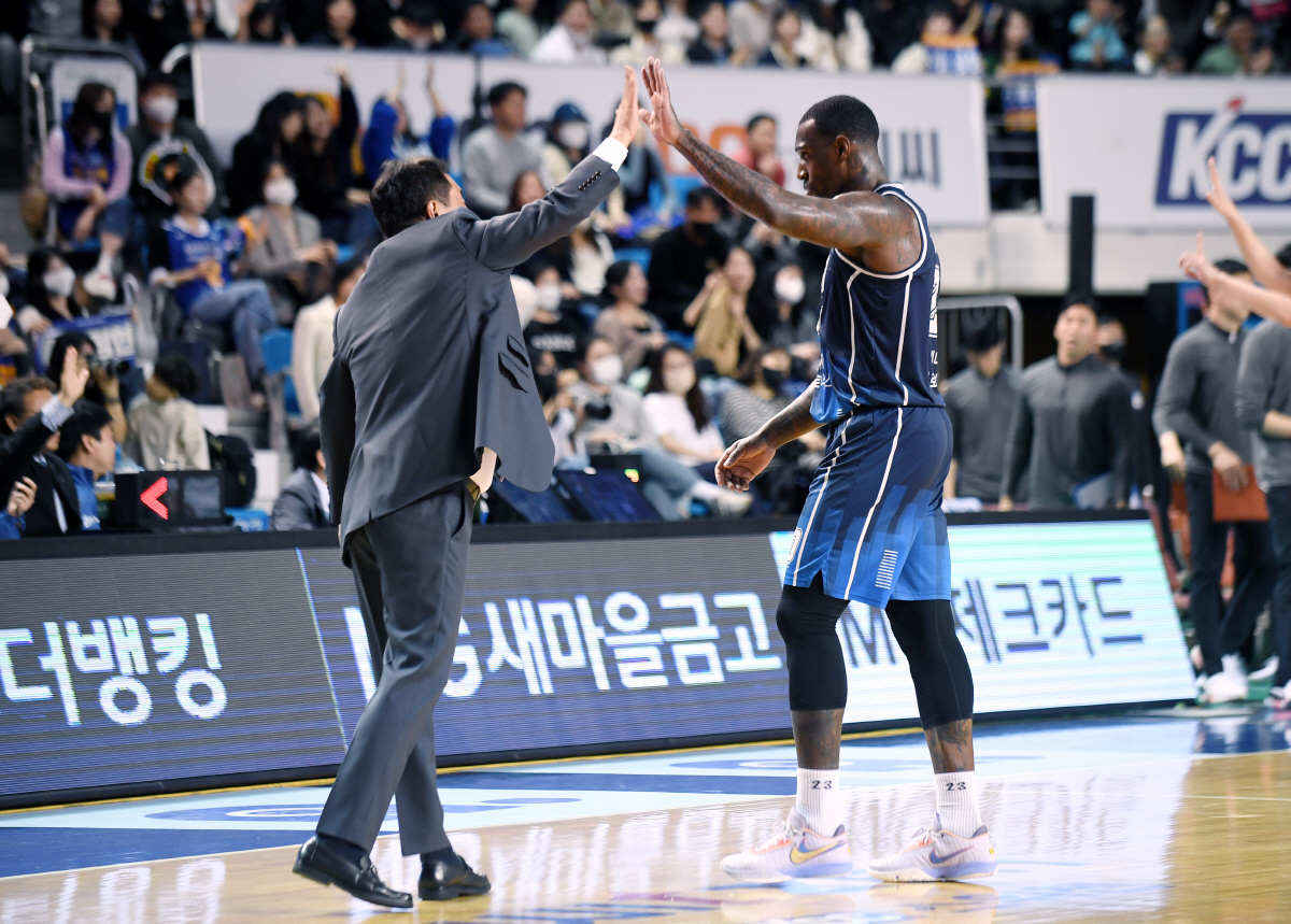 [현장리포트]귀화선수 라건아의 태극마크를 향한 '찐심'…"전쟁치르는 각오…