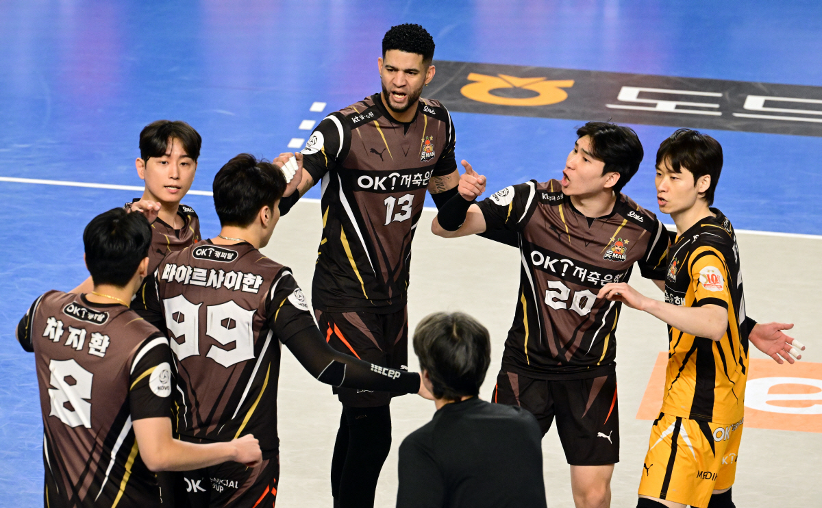 3R 전패→4R 전승 대반전 완성! '레오 35득점' OK금융그룹, 현대…