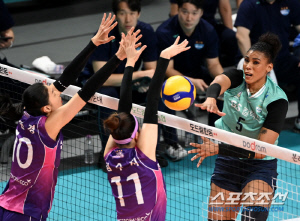 실바 37점-강소휘 21점 폭발 GS칼텍스, 김연경 23점 흥국생명에 3대1 역전승. 전반기 3위로[장충 리뷰]