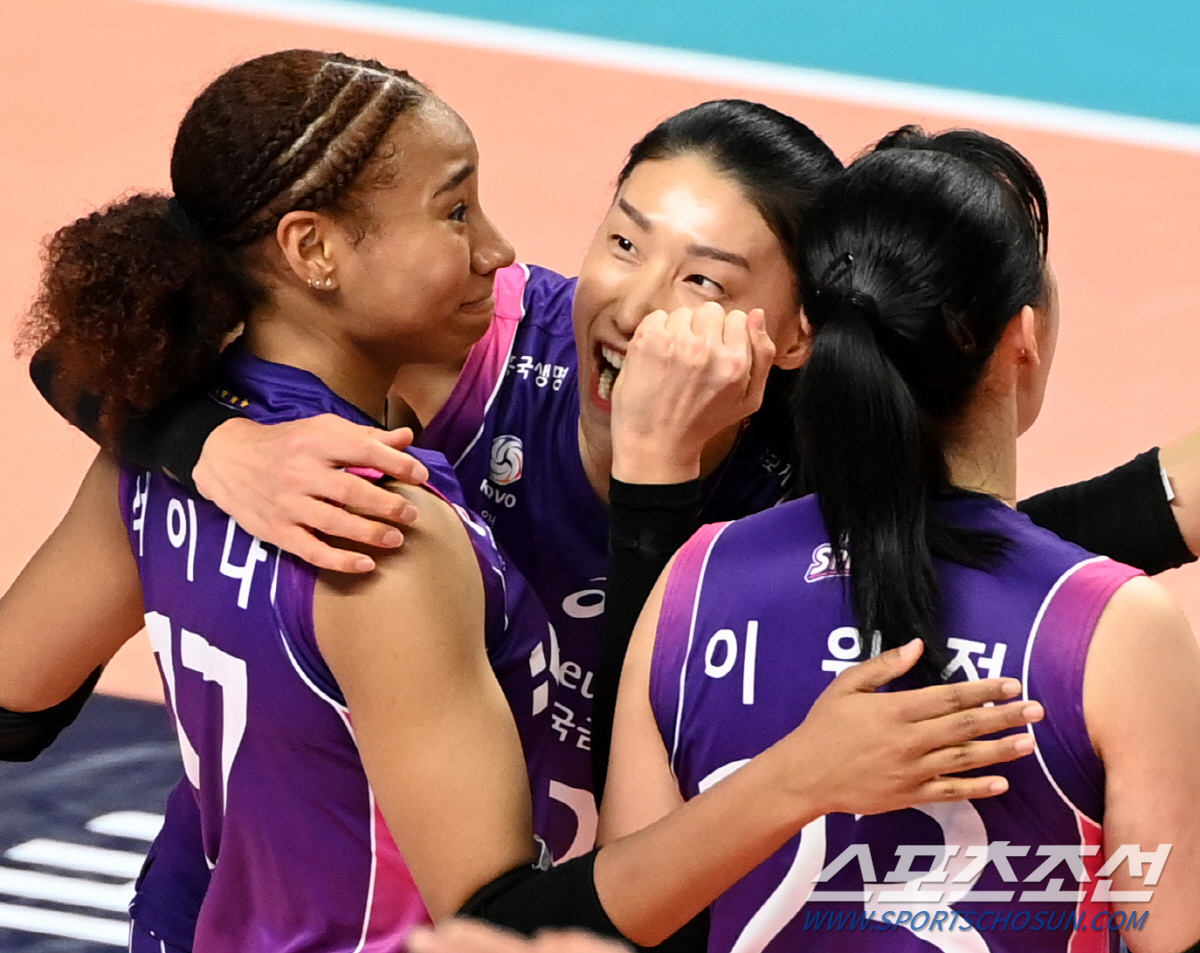 실바 37점-강소휘 21점 폭발 GS칼텍스, 김연경 23점 흥국생명에 3…