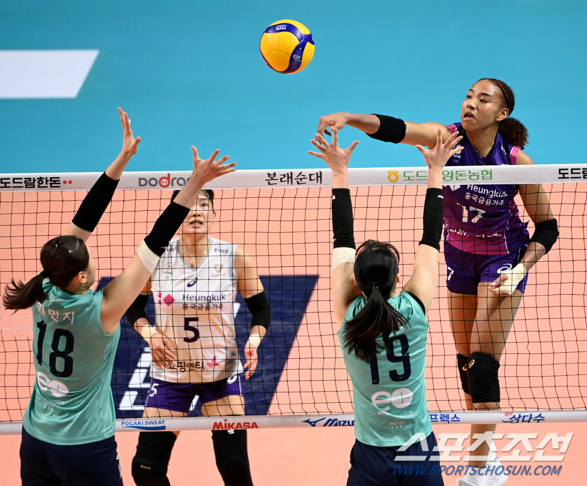 실바 37점-강소휘 21점 폭발 GS칼텍스, 김연경 23점 흥국생명에 3…