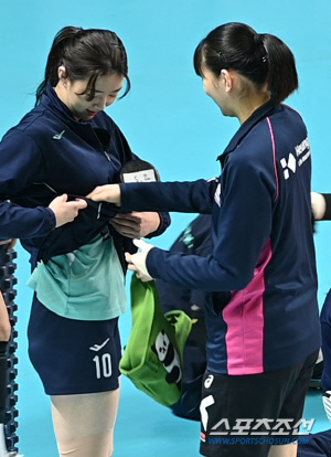 '어디다 숨겼어?' 장난기 발동 강소휘, 이주아 푸바오 가방 낚아채더니 [장충 현장]