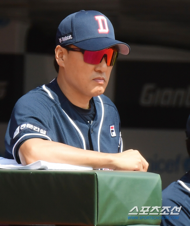 '韓日 대표 거포'가 지략으로 붙는다…그런데 "젊은 선수가 나가야하지 않…