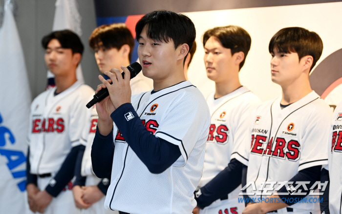 '韓日 대표 거포'가 지략으로 붙는다…그런데 "젊은 선수가 나가야하지 않…