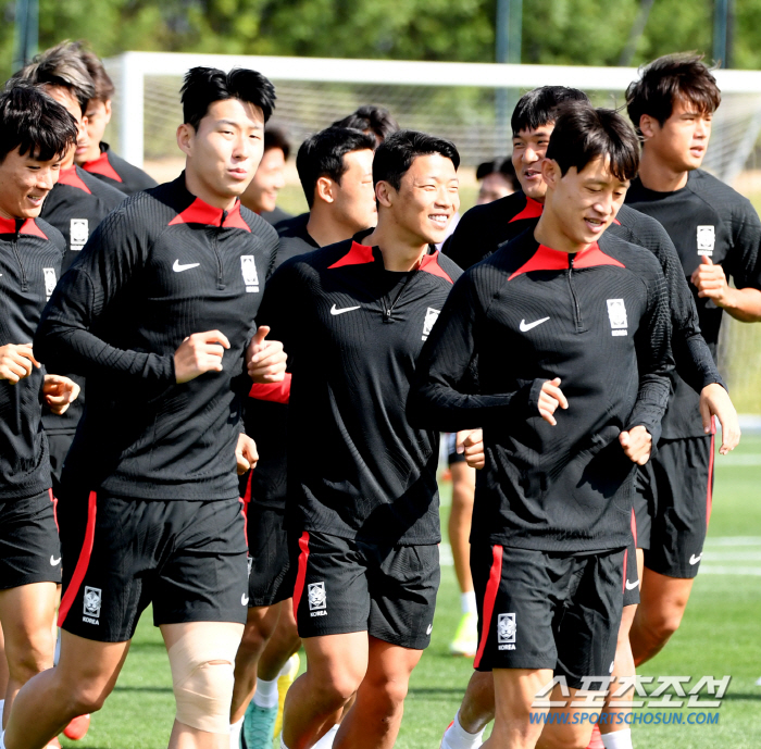 '마음 착한 황소' 뛰고 싶은 형 김진수 마음 헤아린 착한 동생 황희찬.…