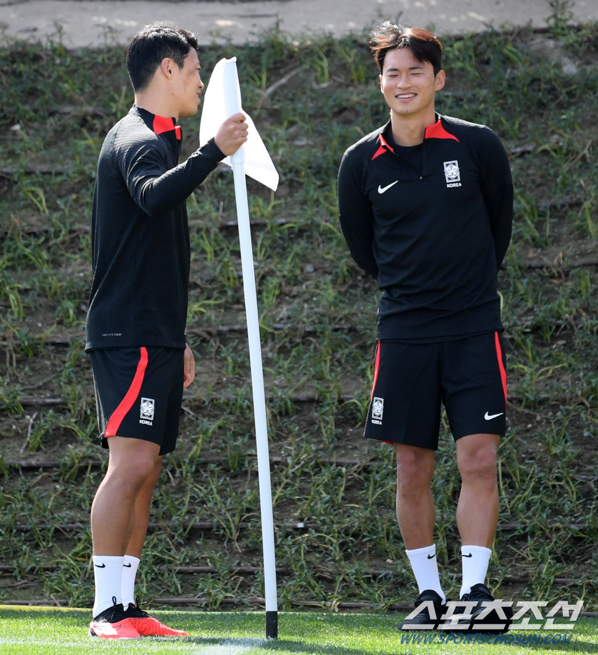 '마음 착한 황소' 뛰고 싶은 형 김진수 마음 헤아린 착한 동생 황희찬.…