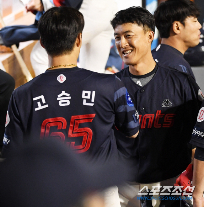 고승민이 2루에 정착할 경우 노진혁과 보기드문 장신 키스톤 콤비가 된다. 스포츠조선DB