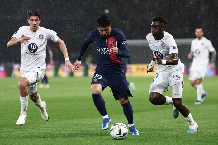 "LEE에겐 청신호!" 프랑스 레퀴프 "PSG 하무스 이적 타진". LE…