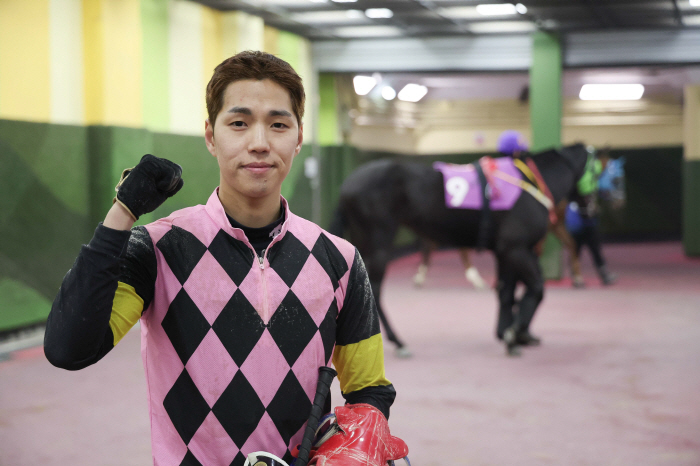 [경마] 다승기록 쏟아진 갑진년 서울경마 2주차-유승완 기수 500승, …
