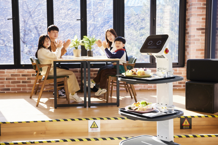 '서비스 로봇' 도입 강원랜드, 스마트리조트 생태계 조성 한창