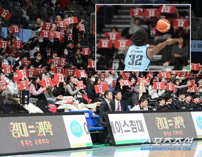 공 잡기만 하면 쏟아진 야유와 클래퍼 시위, 쉽게 잦아들지 않는 팬들의 …