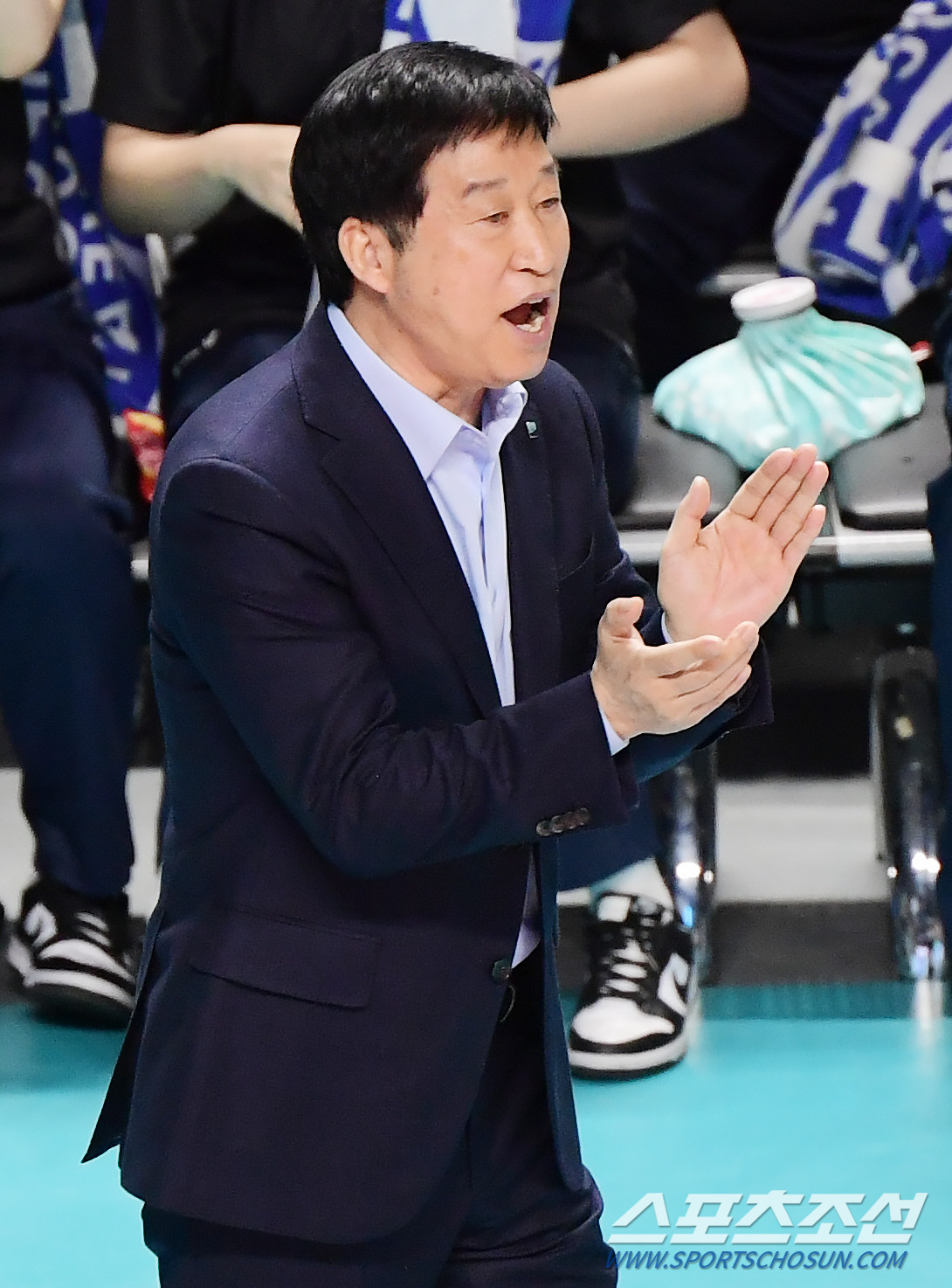 '봄배구' 운명 가를 4위 싸움...김호철-고희진 이구동성 "선수들이 더…
