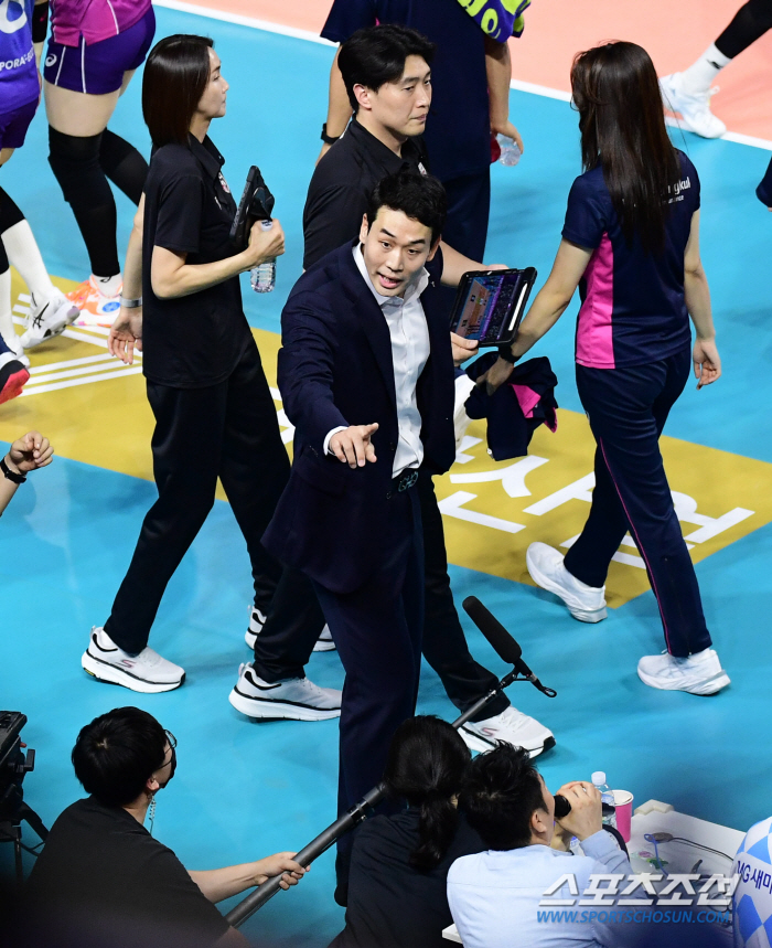 '봄배구' 운명 가를 4위 싸움...김호철-고희진 이구동성 "선수들이 더…
