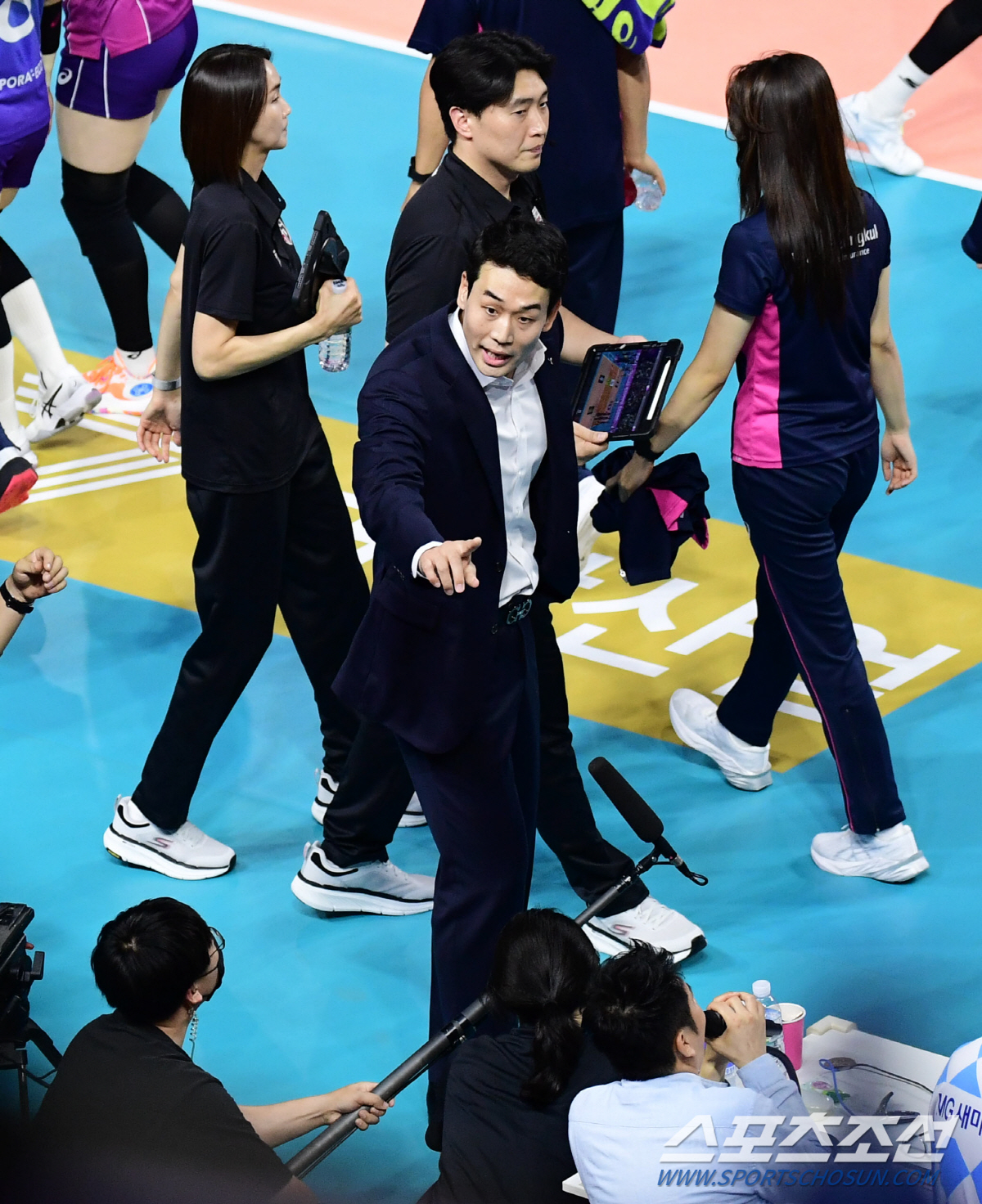 '봄배구' 운명 가를 4위 싸움...김호철-고희진 이구동성 "선수들이 더…
