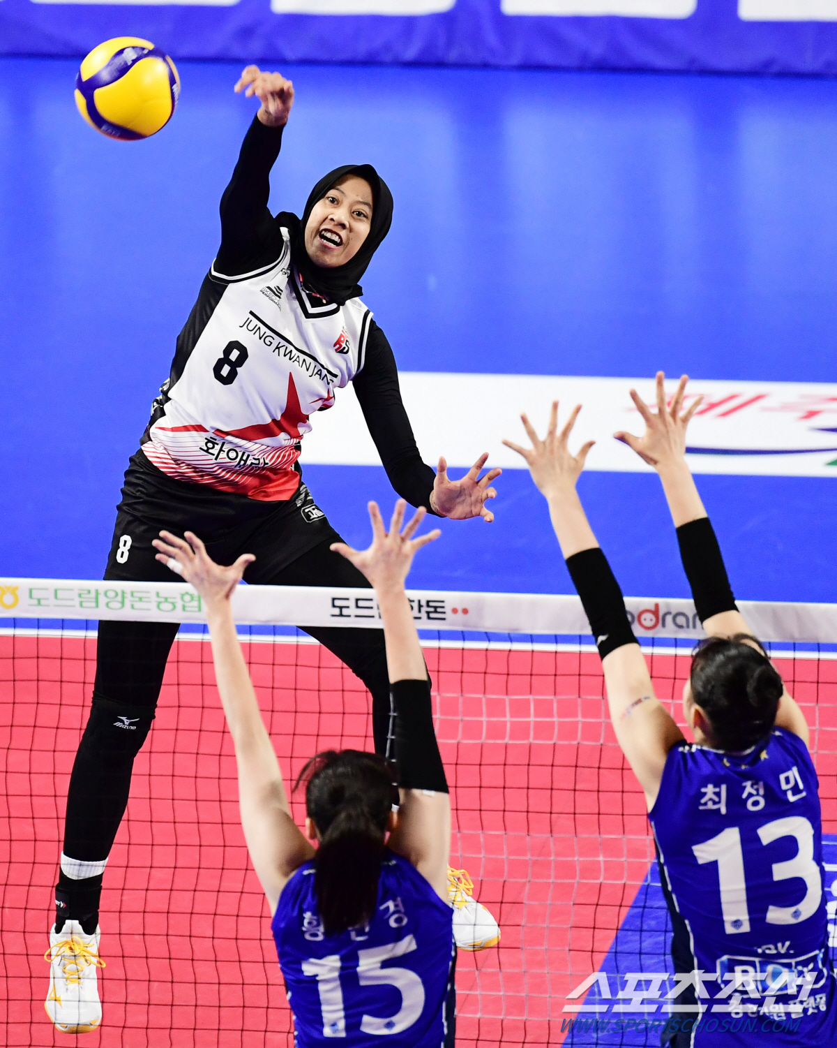 '메가 24득점 폭격' 정관장, 기업은행 4연패 빠뜨리며 4위 점프 [화…