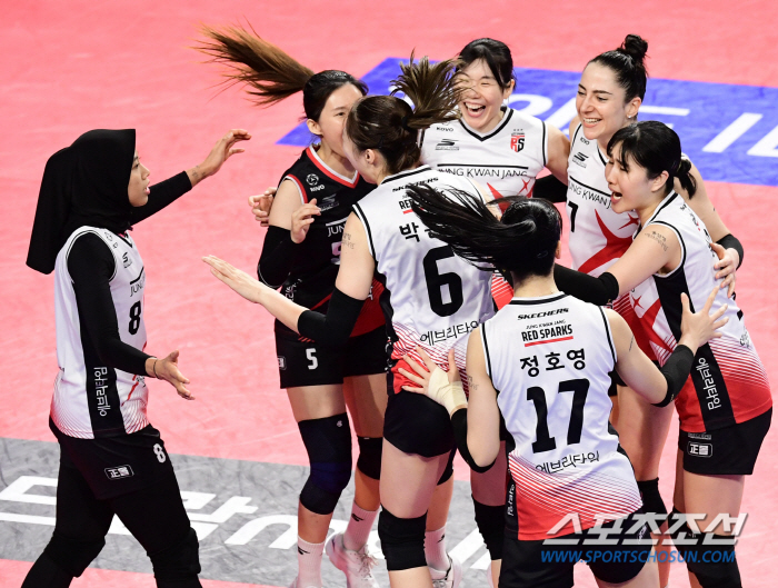 '메가 24득점 폭격' 정관장, 기업은행 4연패 빠뜨리며 4위 점프 [화…
