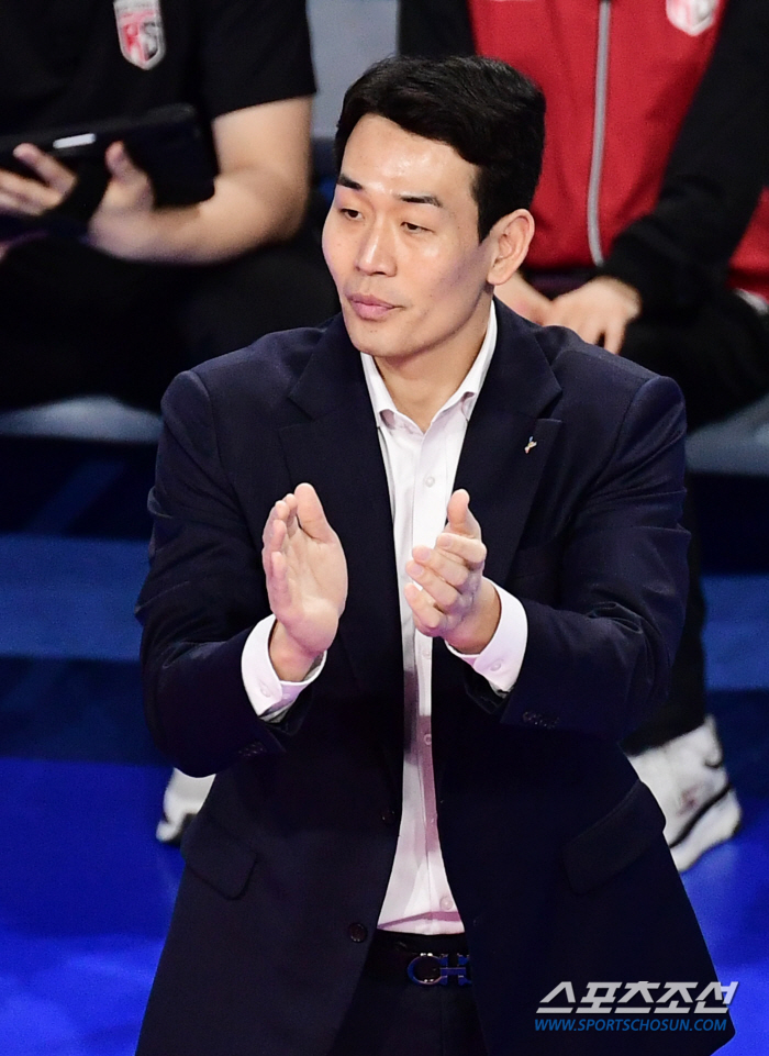 '4위 점프' 고희진 감독 "올스타 브레이크, 어떻게 훈련할까 그 생각 …