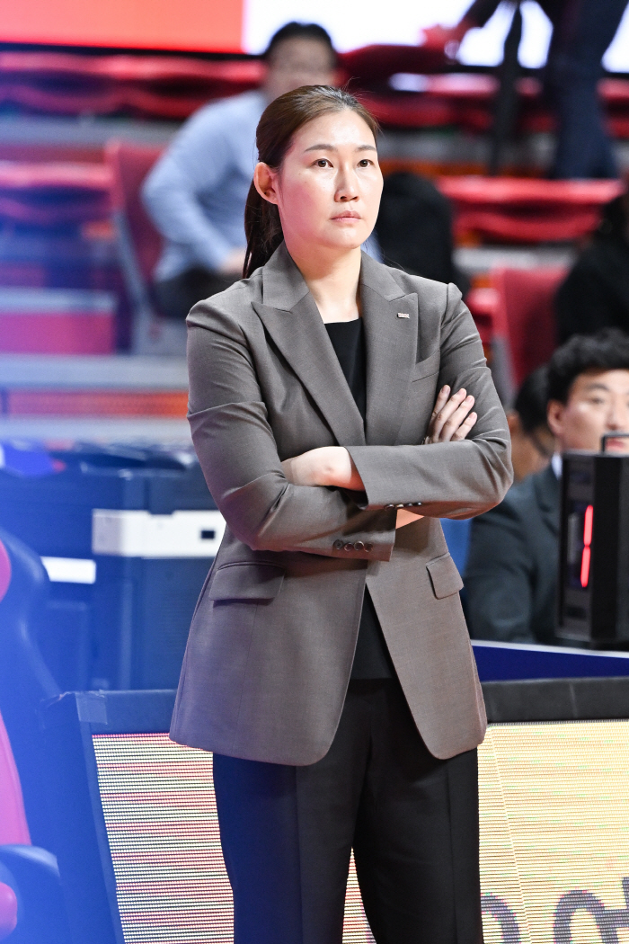 [WKBL 현장인터뷰] 박정은 BNK썸 감독 "수비 미스가 많았다. 반성해야 한다."