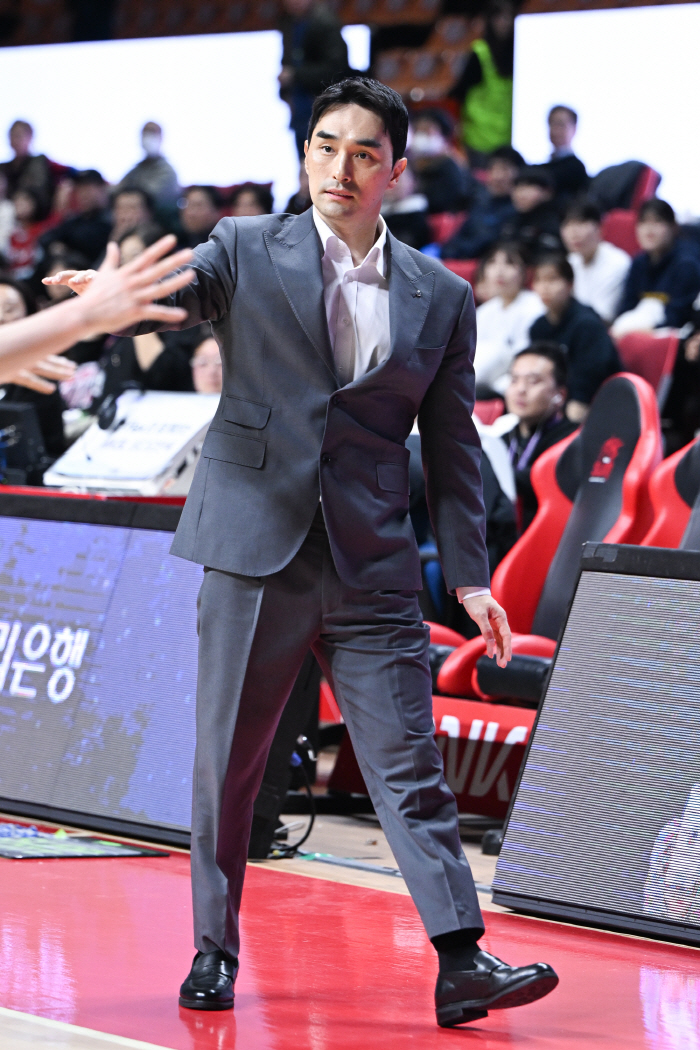 [WKBL 현장인터뷰] 첫 2연승+탈꼴찌 성공! 구나단 신한은행 감독 "좀 더 욕심이 난다"