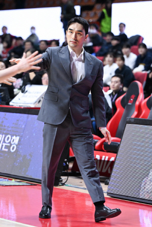 [WKBL 현장인터뷰] 첫 2연승 탈꼴찌 성공! 구나단 신한은행 감독 