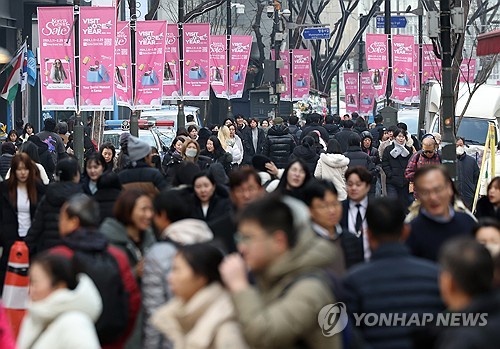(서울=연합뉴스) 이지은 기자 = 2024 코리아그랜드세일이 개막한 11일 서울 중구 명동 거리에 현수막이 걸려 있다. 코리아그랜드세일은 방한 관광 비수기인 1∼2월 외국인 관광객을 유치하기 위해 2011년부터 개최해 온 한국의 대표 쇼핑문화관광축제다. 2024.1.11 jieunlee@yna.co.kr