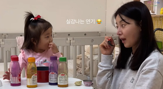 '검사♥' 한지혜, 30개월 딸과 놀이하며 폭풍 연기..배우엄마 답네 (…
