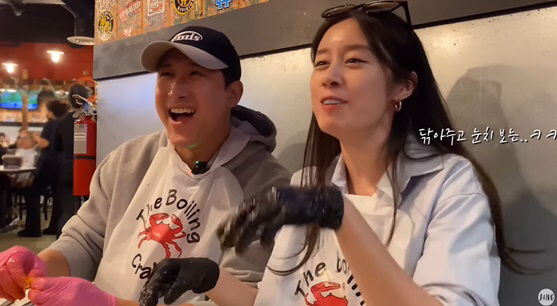 지연, 입술로 ♥황재균 입가 닦아주기..미국서 과감한 애정행각 ('지연'…