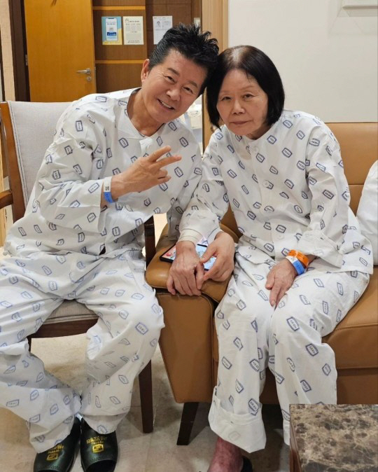 태진아, '치매 투병' 옥경이♥ 따라 환자복 입어 "당신과 함께 갈 거예…