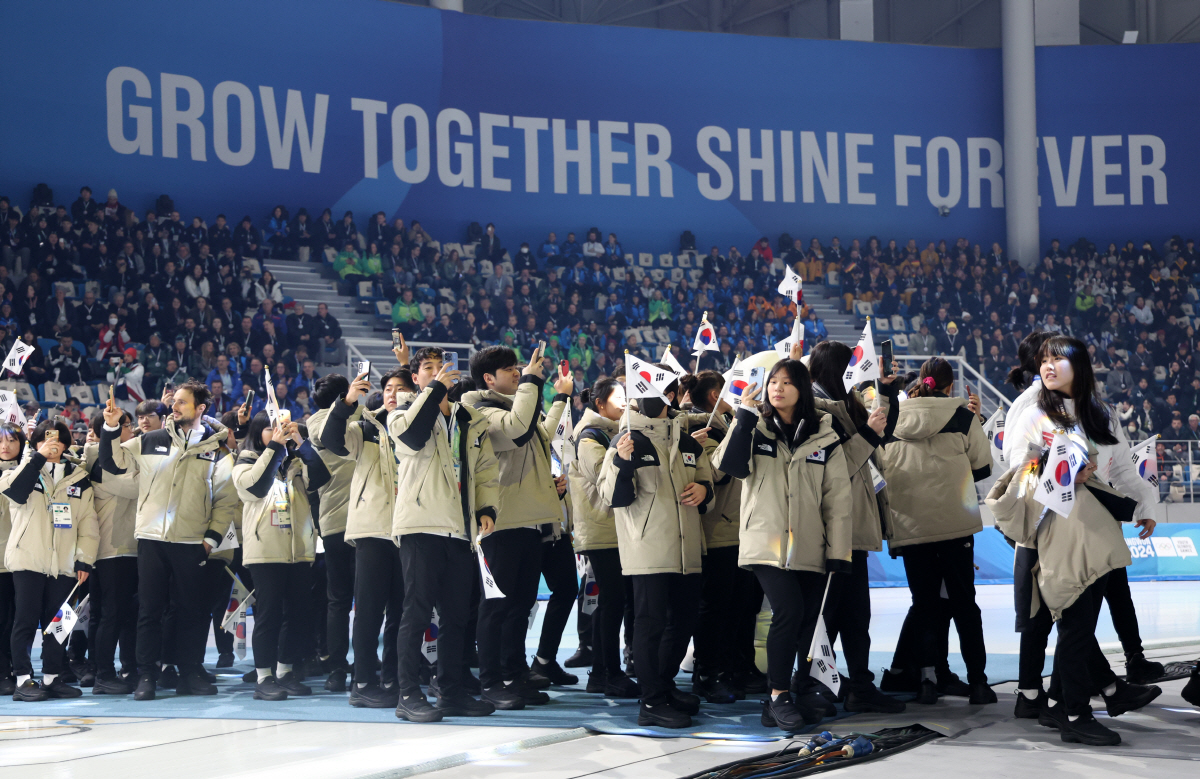'강원 2024 개회식' 태극기 들고 입장하는 한국 선수단
