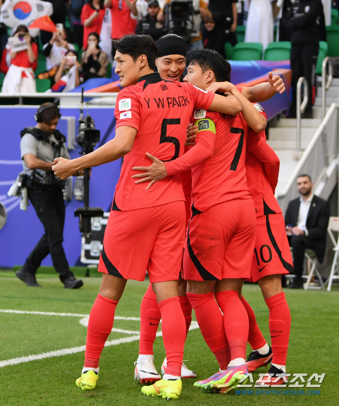 [카타르 전반리뷰]'김승규 세리머니' 손흥민 첫 축포, '기쁨도 잠시' …