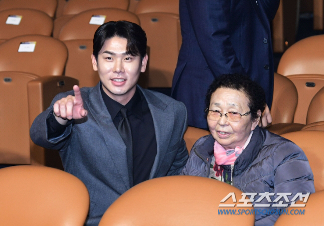 "장타+준족 없는데…" 4년만에 5억원 돌파! 우승+MVP 후보→연봉 1…