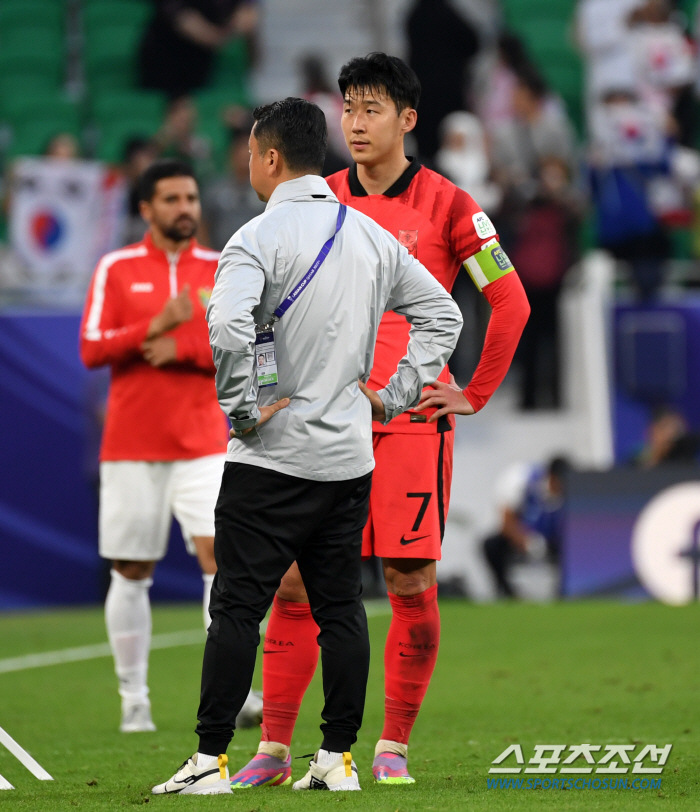첫 축포+동점골 유도에도 웃을 수 없는 '캡틴' 손흥민, 격려보다는 질타…