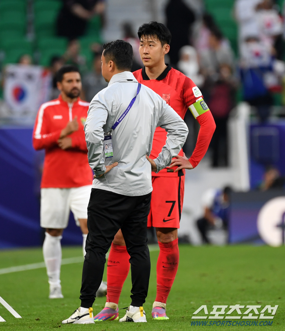 첫 축포+동점골 유도에도 웃을 수 없는 '캡틴' 손흥민, 격려보다는 질타…