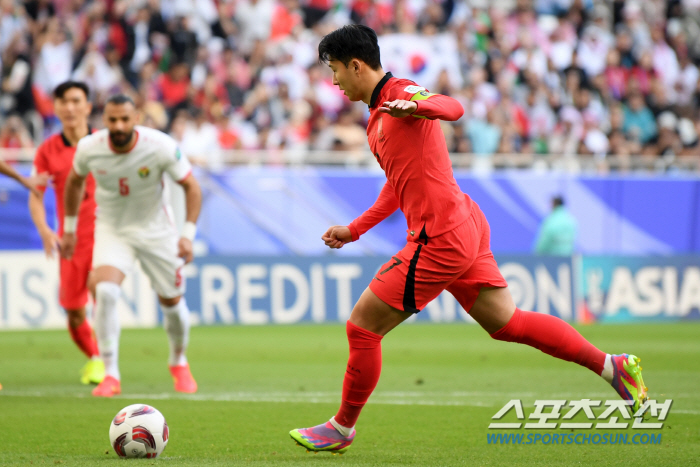 첫 축포+동점골 유도에도 웃을 수 없는 '캡틴' 손흥민, 격려보다는 질타…