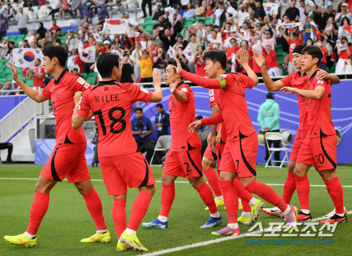 첫 축포+동점골 유도에도 웃을 수 없는 '캡틴' 손흥민, 격려보다는 질타…