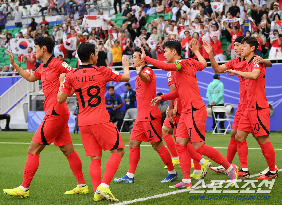 첫 축포+동점골 유도에도 웃을 수 없는 '캡틴' 손흥민, 격려보다는 질타…