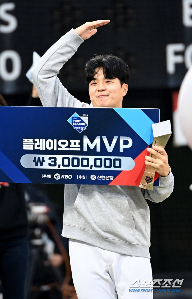 "노래방 앞에서 투구 동작 취했습니다" KT 새 필승조는 이렇게 만들어진…